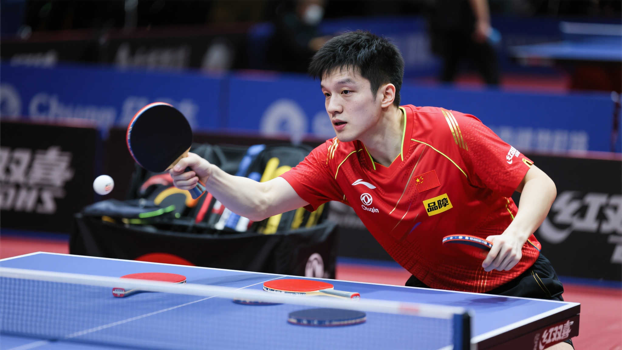 王楚钦苦笑:今后得备齐5块球拍 王楚钦苦笑:今后得备齐5块球拍